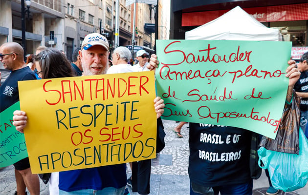 Em ato de protesto, associados unidos abraçam a Cabesp e exigem respeito ao estatuto