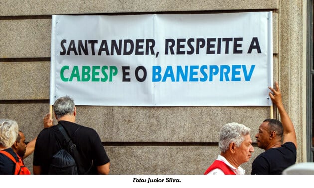 Em ato de protesto, associados unidos abraçam a Cabesp e exigem respeito ao estatuto