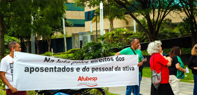 Ato na Torre JK com banespianos aposentados e trabalhadores do Santander mandam recado à Ana Botín